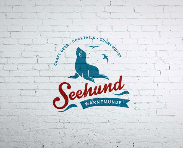 Seehund Logo an Steinwand
